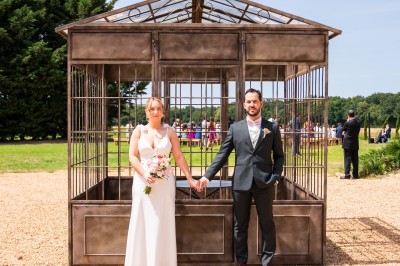 Miniature Location salle La Croix-du-Perche (Eure-et-Loir) - Le Bois Martin #16 Un couple célèbre son mariage devant une pièce montée décorée de fleurs et de cierges magiques.