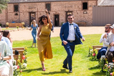Miniature Location salle La Croix-du-Perche (Eure-et-Loir) - Le Bois Martin #30 Un couple célèbre son mariage devant une pièce montée décorée de fleurs et de cierges magiques.