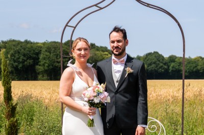 Miniature Location salle La Croix-du-Perche (Eure-et-Loir) - Le Bois Martin #32 Un couple célèbre son mariage devant une pièce montée décorée de fleurs et de cierges magiques.