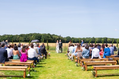 Miniature Location salle La Croix-du-Perche (Eure-et-Loir) - Le Bois Martin #4 Un couple célèbre son mariage devant une pièce montée décorée de fleurs et de cierges magiques.