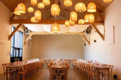 Miniature Location salle La Croix-du-Perche (Eure-et-Loir) - Le Bois Martin #2 Un couple célèbre son mariage devant une pièce montée décorée de fleurs et de cierges magiques.