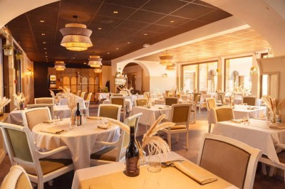 Miniature Location salle Le Val-Saint-Père (Manche) - Hôtel Restaurant les 13 Assiettes #22 Réunion professionnelle autour d'une table, présentation d'un graphique de stratégie de croissance projeté à l'écran.