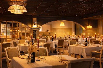 Miniature Location salle Le Val-Saint-Père (Manche) - Hôtel Restaurant les 13 Assiettes #33 Réunion professionnelle autour d'une table, présentation d'un graphique de stratégie de croissance projeté à l'écran.