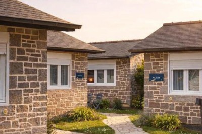 Miniature Location salle Le Val-Saint-Père (Manche) - Hôtel Restaurant les 13 Assiettes #45 Réunion professionnelle autour d'une table, présentation d'un graphique de stratégie de croissance projeté à l'écran.