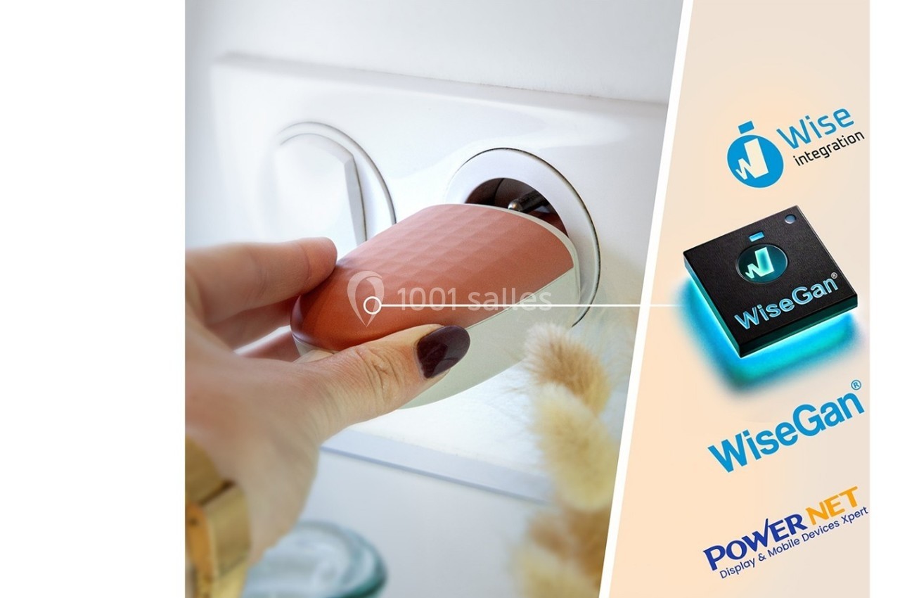 Main insérant un adaptateur dans une prise murale, avec un zoom sur une puce électronique nommée ’WiseGan’.