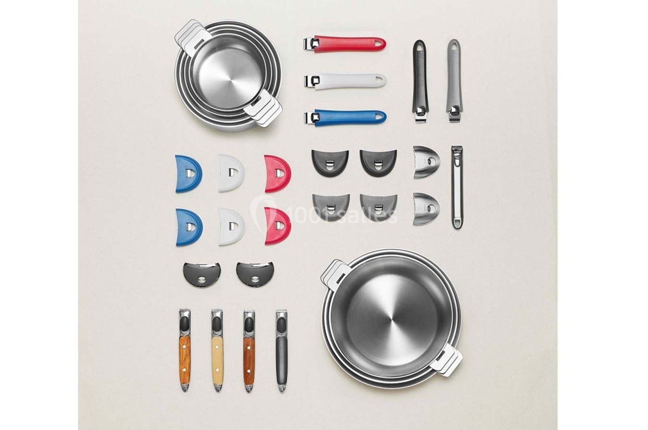 Ensemble de casseroles empilables en acier inoxydable avec poignées amovibles et accessoires colorés disposés à plat.