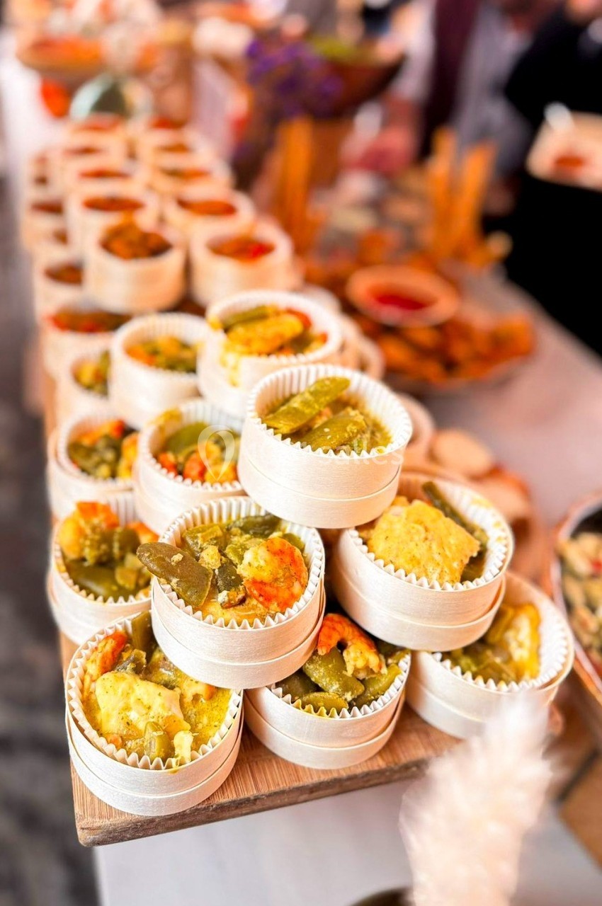 Petits bols en bois remplis de légumes colorés et disposés sur une table lors d'un buffet ou d'un événement culinaire.