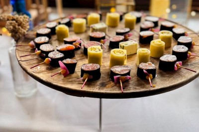 Miniature Traiteur Paris 20 (Paris) - Atelier des Sens #42 Bol de soupe verte garnie d'un œuf poché, de croûtons et d'une herbe fraîche, posé sur une table en marbre vert.
