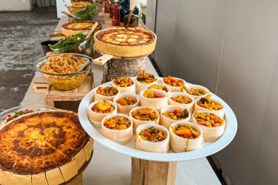 Bol de soupe verte garnie d'un œuf poché, de croûtons et d'une herbe fraîche, posé sur une table en marbre vert.