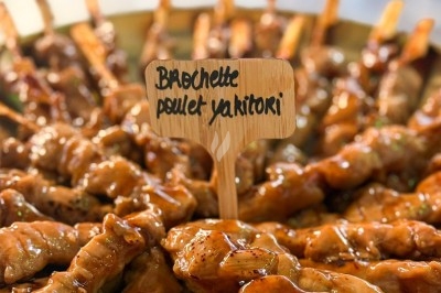 Bol de soupe verte garnie d'un œuf poché, de croûtons et d'une herbe fraîche, posé sur une table en marbre vert.