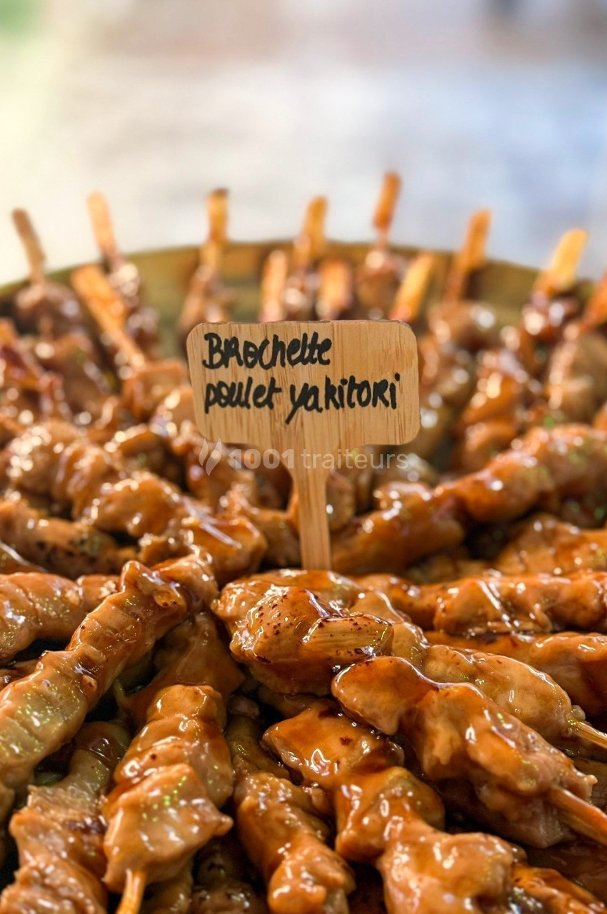 Brochettes de poulet yakitori glacées, disposées sur un plateau avec une étiquette en bois indiquant leur nom.