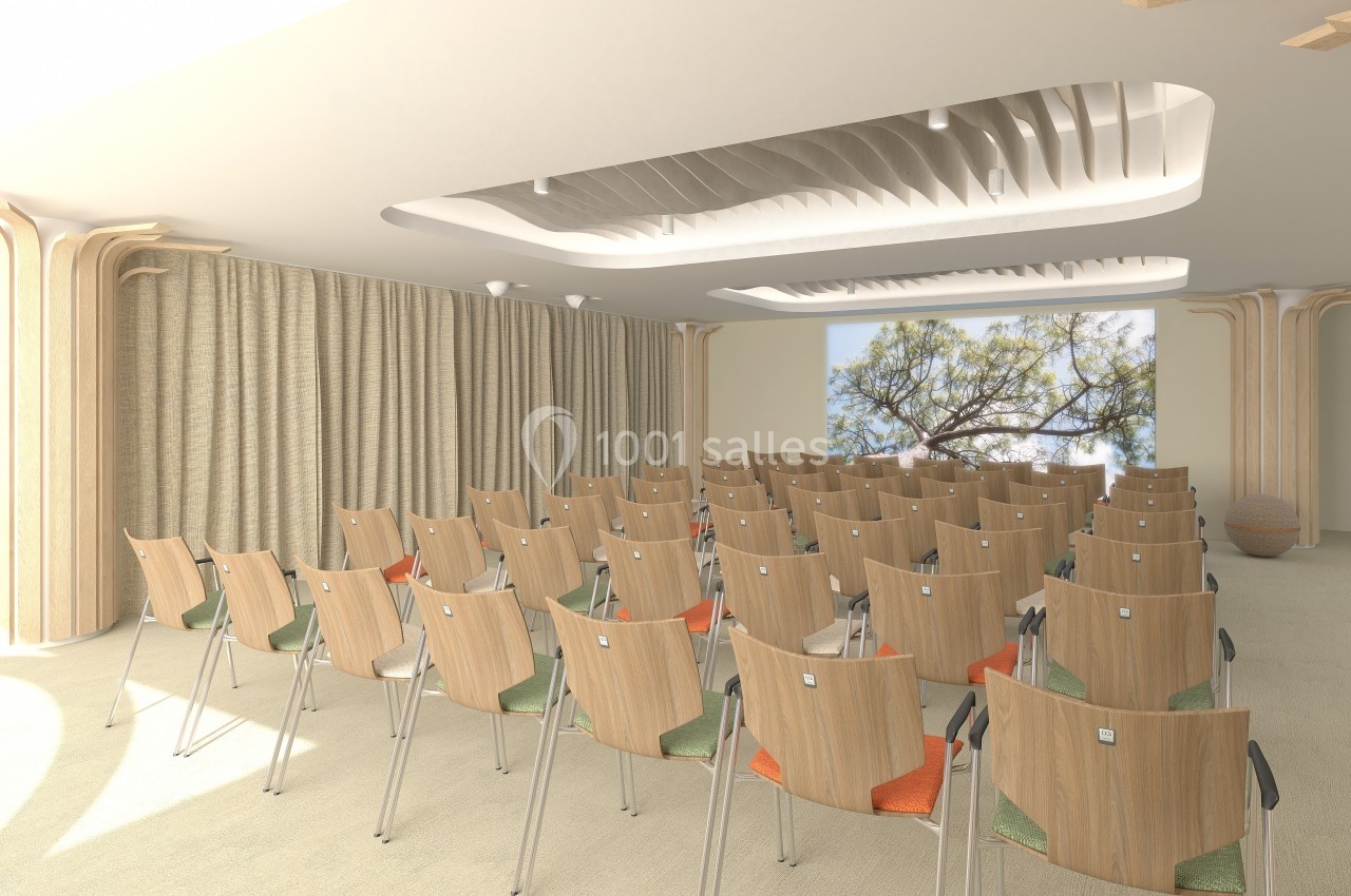 Salle de conférence lumineuse avec des chaises en bois alignées face à un écran, décorée de motifs naturels.