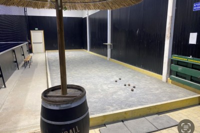 Miniature Location salle Nozay (Loire-Atlantique) - Le Multiball #10 Entrée d'un bâtiment avec une façade jaune et grise, signalée par un panneau ’ENTREE’ et des pictogrammes sportifs.