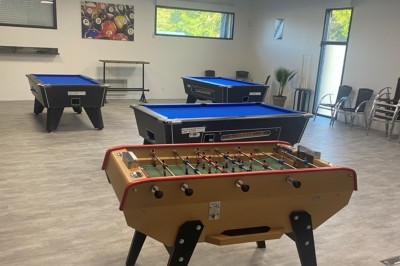 Miniature Location salle Nozay (Loire-Atlantique) - Le Multiball #6 Entrée d'un bâtiment avec une façade jaune et grise, signalée par un panneau ’ENTREE’ et des pictogrammes sportifs.