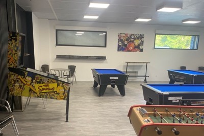 Miniature Location salle Nozay (Loire-Atlantique) - Le Multiball #5 Entrée d'un bâtiment avec une façade jaune et grise, signalée par un panneau ’ENTREE’ et des pictogrammes sportifs.