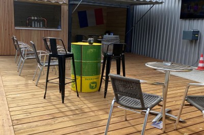 Miniature Location salle Nozay (Loire-Atlantique) - Le Multiball #10 Entrée d'un bâtiment avec une façade jaune et grise, signalée par un panneau ’ENTREE’ et des pictogrammes sportifs.