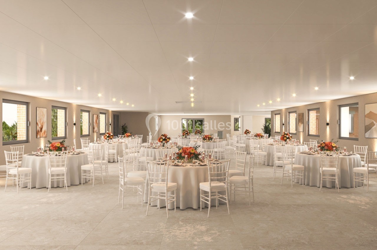 Salle de réception lumineuse avec des tables rondes décorées de fleurs et des chaises blanches.