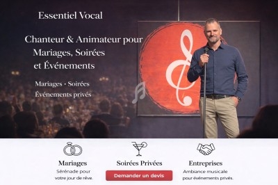 Un homme chanteur et animateur debout sur scène avec un micro, devant un public et un décor lumineux.