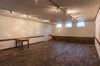 Miniature Location salle Linkebeek (Brabant flamand) - Ferme Holleken Hoeve #9 Façade d'une maison orange à trois étages avec toit en tuiles, entourée de bâtiments en briques et d'une cour pavée.