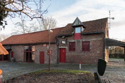 Miniature Location salle Linkebeek (Brabant flamand) - Ferme Holleken Hoeve #5 Façade d'une maison orange à trois étages avec toit en tuiles, entourée de bâtiments en briques et d'une cour pavée.