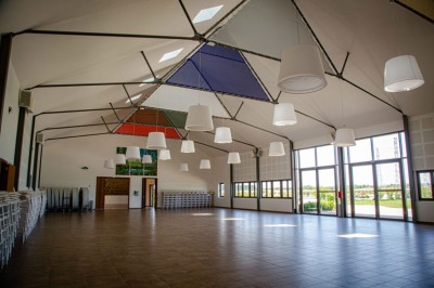 Miniature Location salle Avrainville (Essonne) - Domaine de la Beauvoisière #4 Jardin avec pelouse, allée bordée de rosiers, mur en pierre au fond et ciel nuageux.