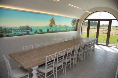 Miniature Location salle Avrainville (Essonne) - Domaine de la Beauvoisière #9 Jardin avec pelouse, allée bordée de rosiers, mur en pierre au fond et ciel nuageux.