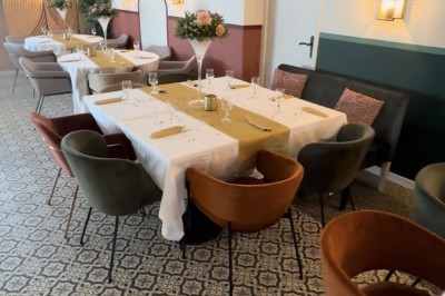 Miniature Location salle La Valette-du-Var (Var) - Les Portes de l'Orient #3 Salle de restaurant lumineuse avec une longue table dressée, décorée de plantes et éclairée par des suspensions.