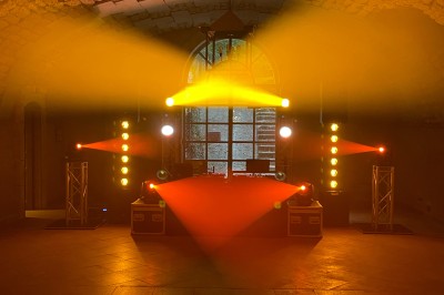 Miniature DJ Lunéville (Meurthe-et-Moselle) - Neyro Clarks événementiel #3 Personne en chemise noire utilisant une table de mixage avec des platines et des commandes audio.