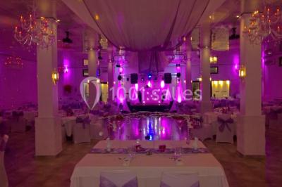 Verrines colorées et cocktails fruités disposés sur une table lors d'un événement ou d'une réception.