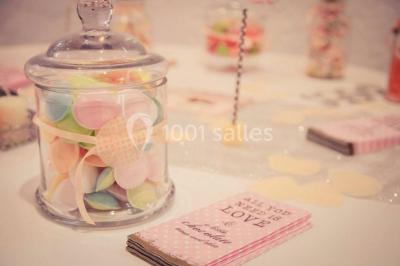 Verrines colorées et cocktails fruités disposés sur une table lors d'un événement ou d'une réception.