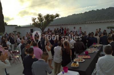 Verrines colorées et cocktails fruités disposés sur une table lors d'un événement ou d'une réception.