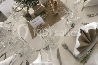 Verrines colorées et cocktails fruités disposés sur une table lors d'un événement ou d'une réception.