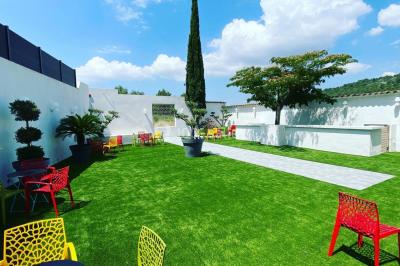 Verrines colorées et cocktails fruités disposés sur une table lors d'un événement ou d'une réception.