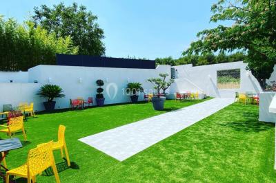 Verrines colorées et cocktails fruités disposés sur une table lors d'un événement ou d'une réception.