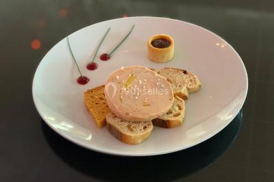 Verrines colorées et cocktails fruités disposés sur une table lors d'un événement ou d'une réception.