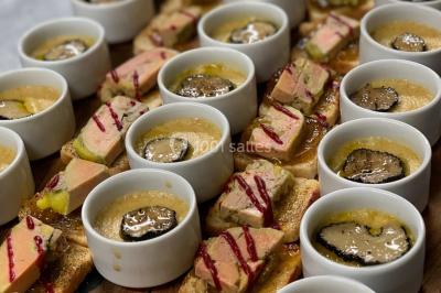 Verrines colorées et cocktails fruités disposés sur une table lors d'un événement ou d'une réception.