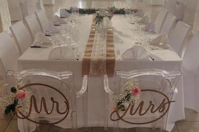 Verrines colorées et cocktails fruités disposés sur une table lors d'un événement ou d'une réception.