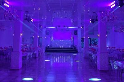 Verrines colorées et cocktails fruités disposés sur une table lors d'un événement ou d'une réception.