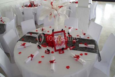 Verrines colorées et cocktails fruités disposés sur une table lors d'un événement ou d'une réception.