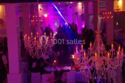 Verrines colorées et cocktails fruités disposés sur une table lors d'un événement ou d'une réception.