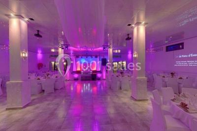 Verrines colorées et cocktails fruités disposés sur une table lors d'un événement ou d'une réception.