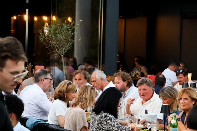 Miniature Location salle Toulouse (Haute-Garonne) - La Cantine d'Horace #8 Brasero allumé avec des flammes vives, placé sur une terrasse extérieure près d'arbustes et de parasols.