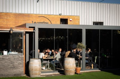 Miniature Location salle Toulouse (Haute-Garonne) - La Cantine d'Horace #9 Brasero allumé avec des flammes vives, placé sur une terrasse extérieure près d'arbustes et de parasols.