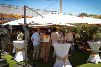 Miniature Location salle Toulouse (Haute-Garonne) - La Cantine d'Horace #7 Brasero allumé avec des flammes vives, placé sur une terrasse extérieure près d'arbustes et de parasols.
