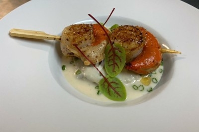 Miniature Traiteur Saint-Jean-de-Védas (Hérault) - Les Sens du Lez #5 Tartare de saumon garni de jeunes pousses et entouré de filet de sauce balsamique sur une assiette blanche.