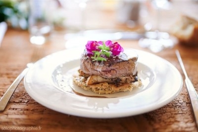 Miniature Traiteur Saint-Jean-de-Védas (Hérault) - Les Sens du Lez #22 Tartare de saumon garni de jeunes pousses et entouré de filet de sauce balsamique sur une assiette blanche.