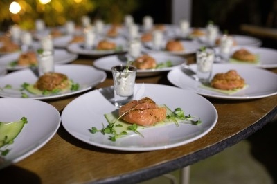 Miniature Traiteur Saint-Jean-de-Védas (Hérault) - Les Sens du Lez #35 Tartare de saumon garni de jeunes pousses et entouré de filet de sauce balsamique sur une assiette blanche.