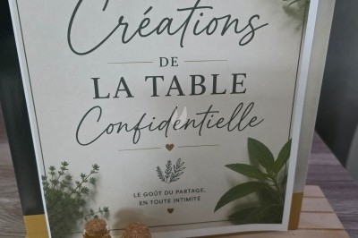 Miniature Traiteur Gacé (Orne) - La Table Confidentielle #34 Affiche avec des herbes aromatiques, deux flacons en verre et le texte ’Les créations de la table confidentielle’.