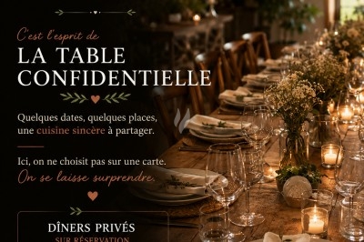 Une table élégamment dressée avec des bougies, des fleurs et des assiettes pour un dîner convivial et intime.