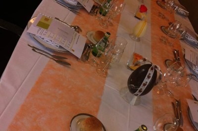 Miniature Traiteur Gacé (Orne) - La Table Confidentielle #17 Affiche décorative avec des herbes aromatiques, deux flacons en verre et une branche de romarin sur une table en bois.